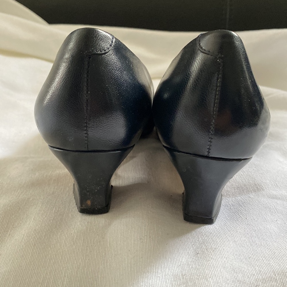Vintage Liz Claibborne navy blue 2" tulip heels pumps - Picture 5 of 9